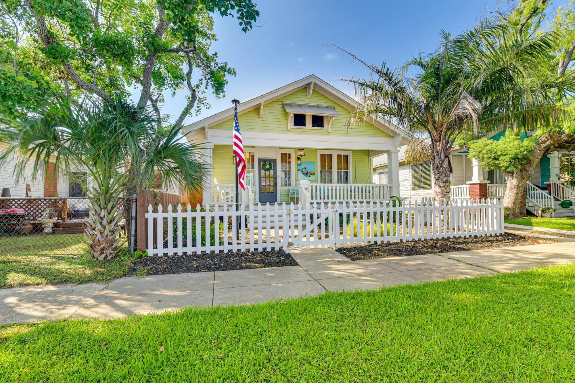 Walk To Galveston Beach Texas Home With Fenced Yard Dış mekan fotoğraf