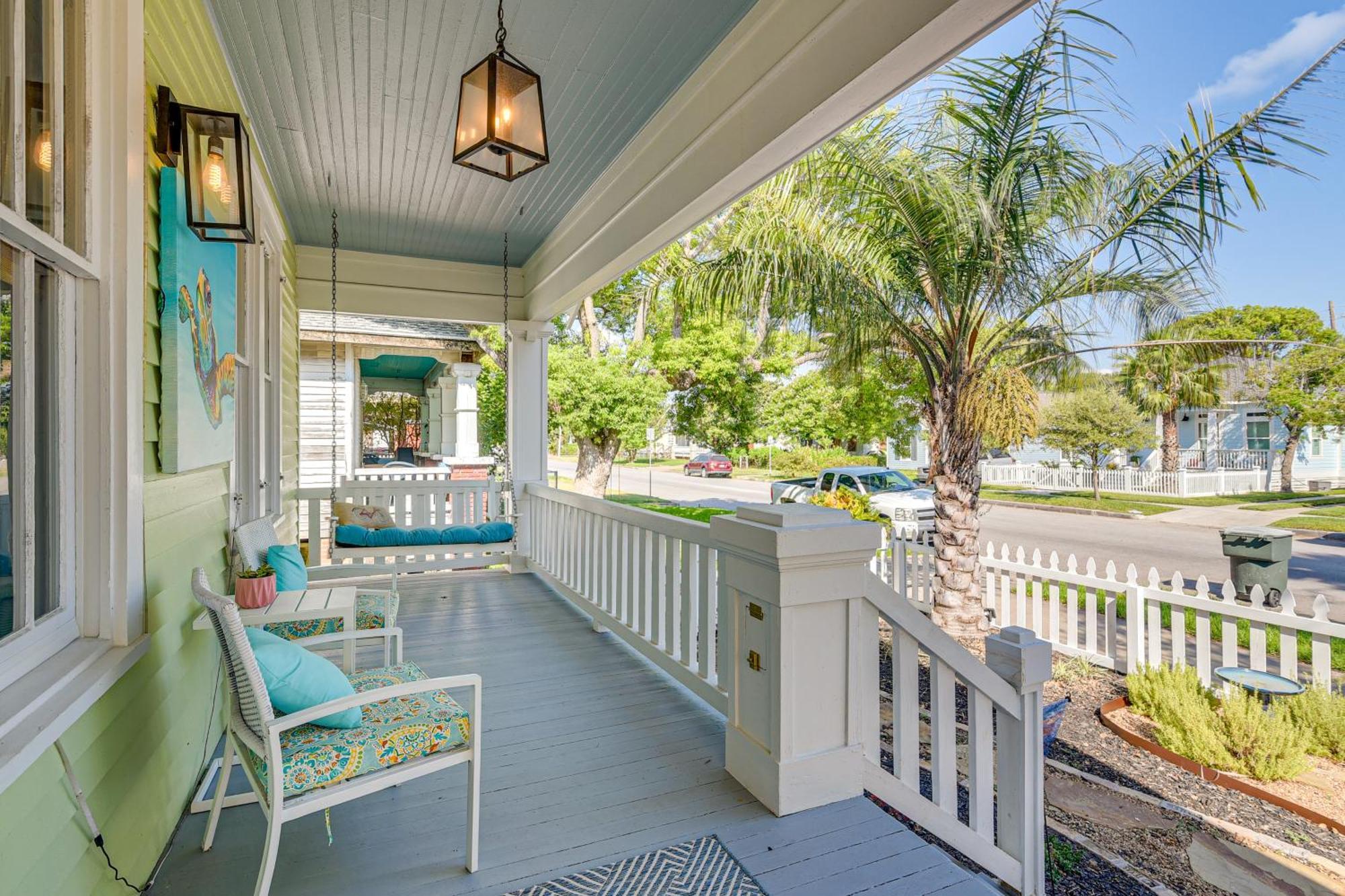 Walk To Galveston Beach Texas Home With Fenced Yard Dış mekan fotoğraf