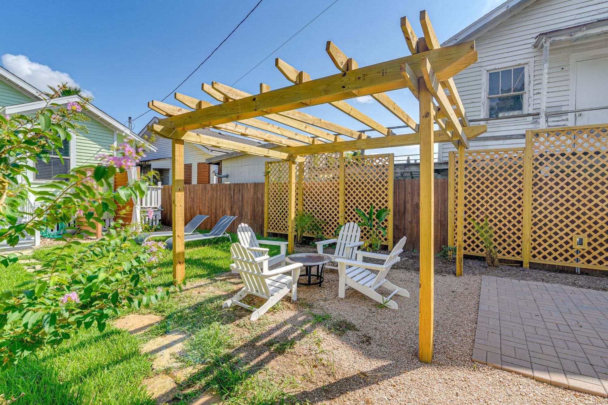 Walk To Galveston Beach Texas Home With Fenced Yard Dış mekan fotoğraf