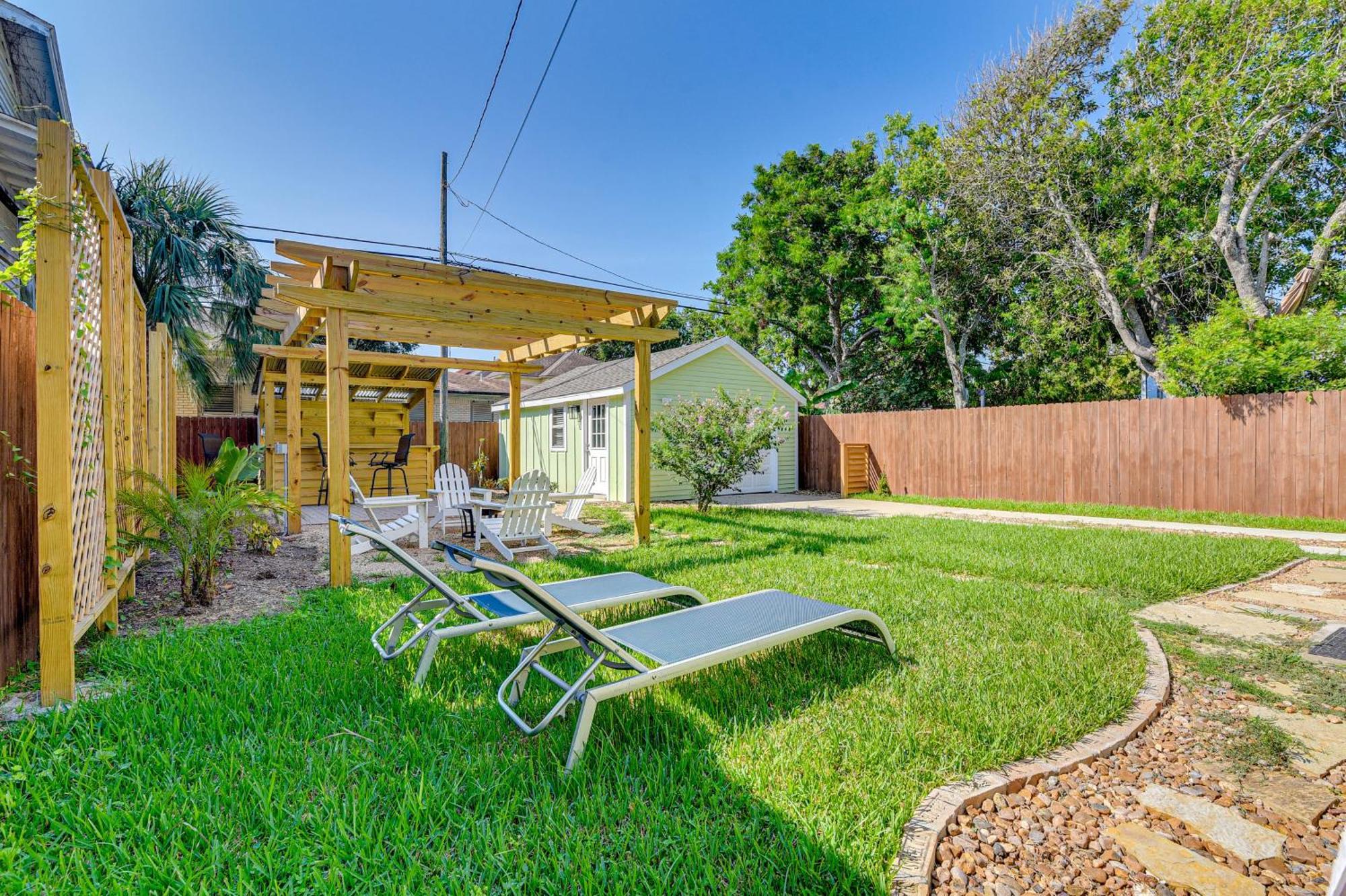 Walk To Galveston Beach Texas Home With Fenced Yard Dış mekan fotoğraf