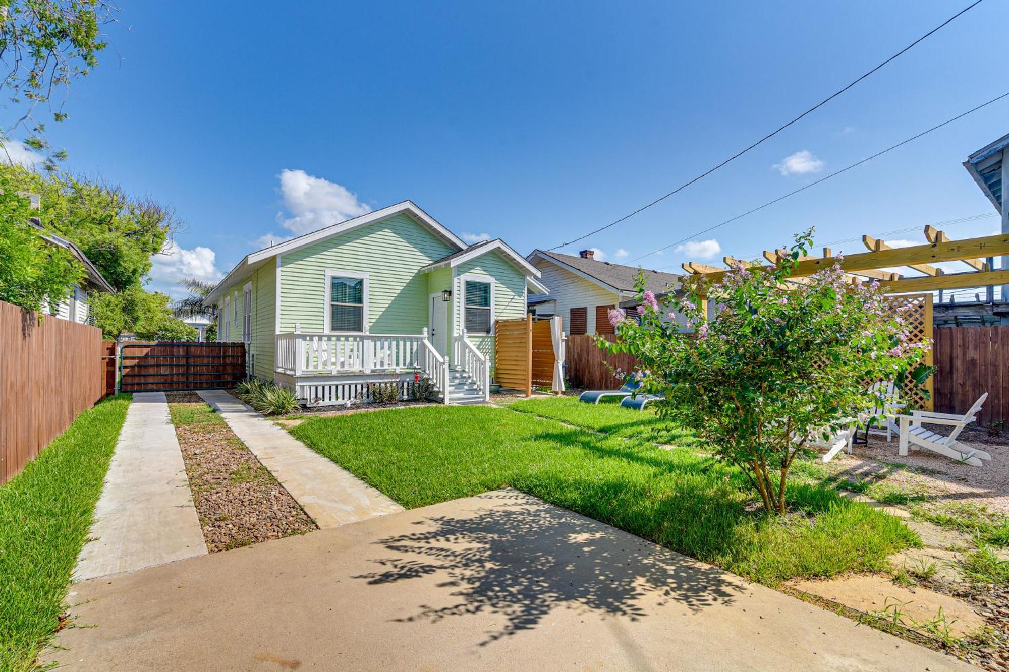 Walk To Galveston Beach Texas Home With Fenced Yard Dış mekan fotoğraf