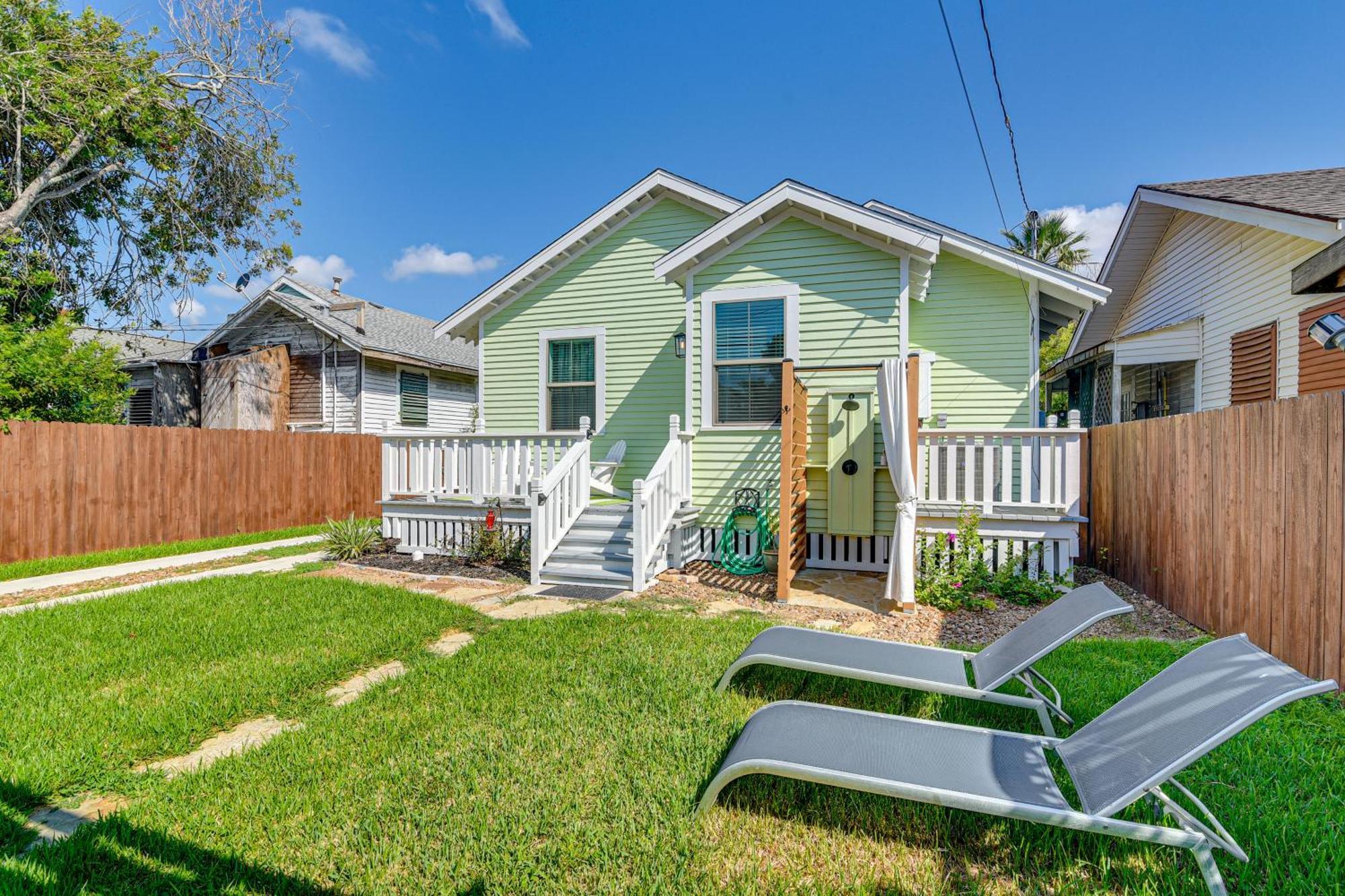 Walk To Galveston Beach Texas Home With Fenced Yard Dış mekan fotoğraf